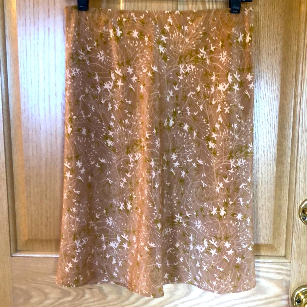 DKNY vintage skirt. 100% silk. Size 8
